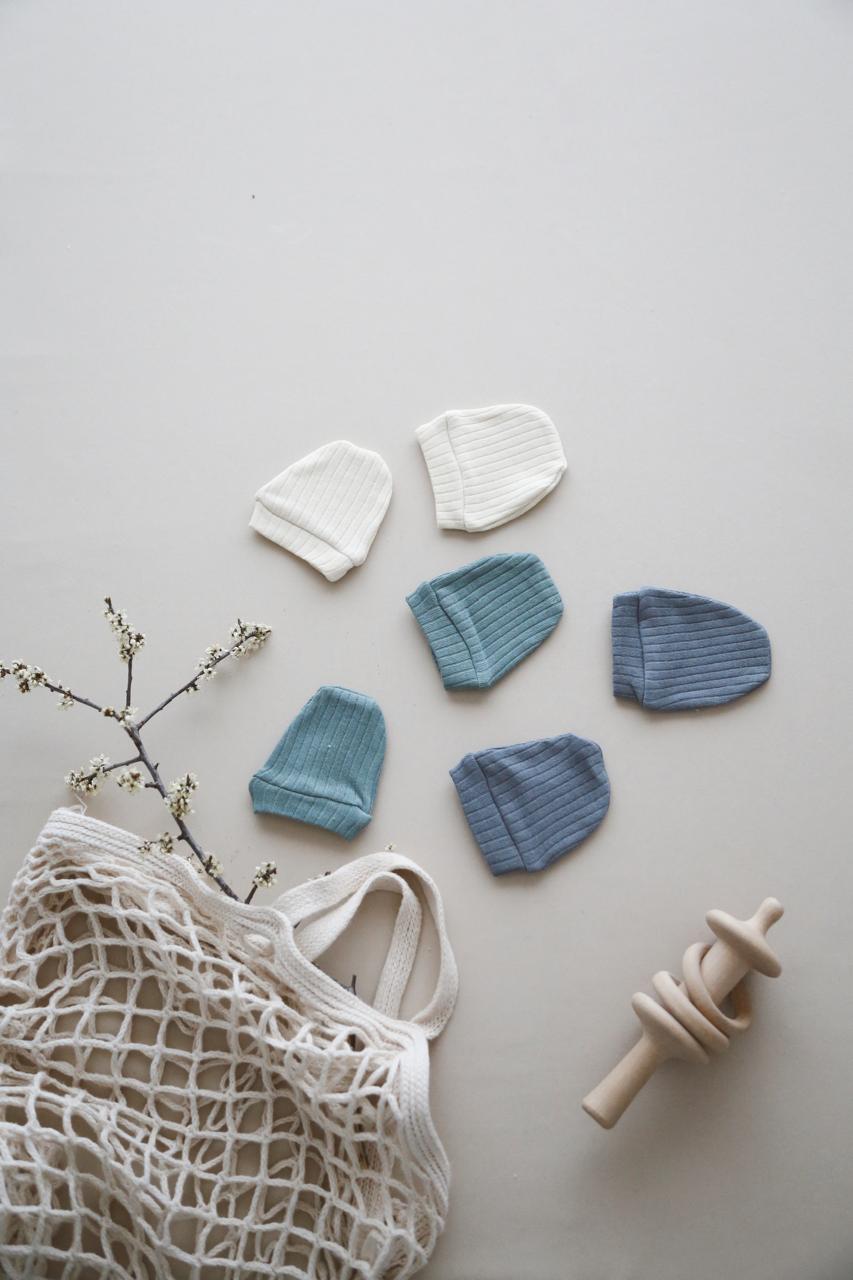 3 pairs of baby gloves