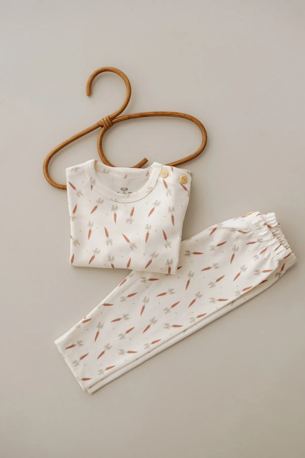 Carrot, top and leggings